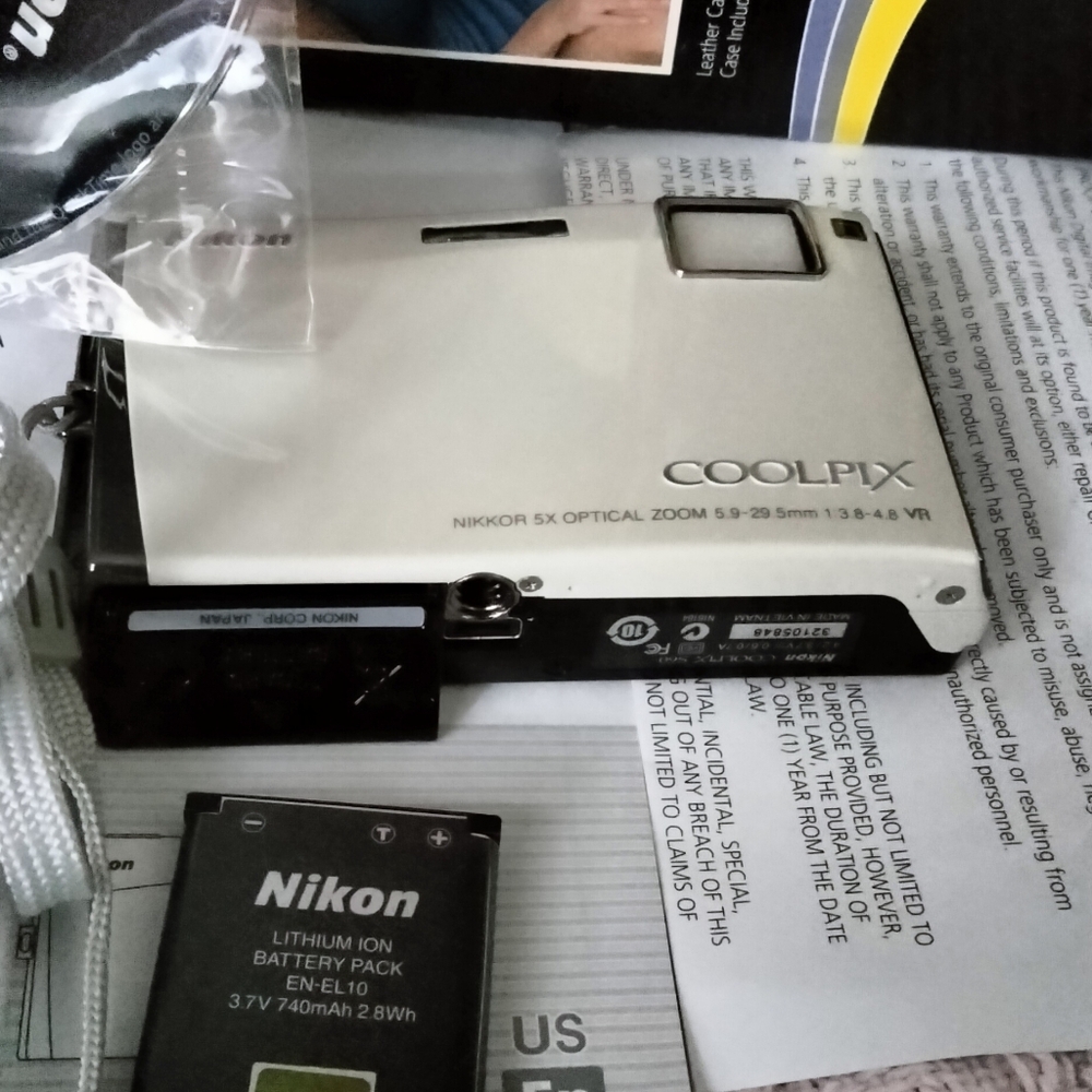 Nikon COOLPIX S60 Silver Digital Camera with Accessories - Picture 5 of 15